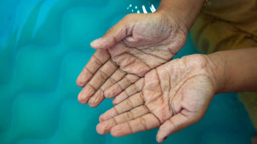 Descubren un interesante fenómeno en las manos tras permanecer mucho tiempo en agua