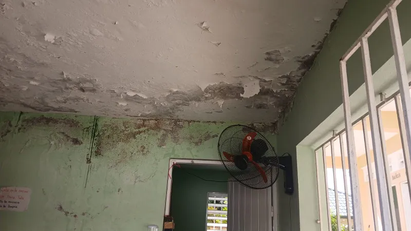 Letrinas, pisos de tierra y techo filtrado: escuelas deterioradas