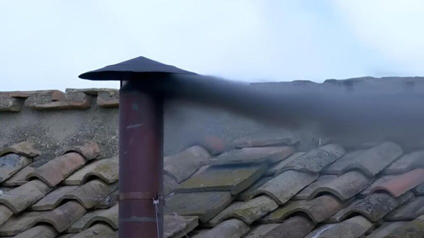 El mundo sigue sin papa: sale la segunda fumata negra del cónclave