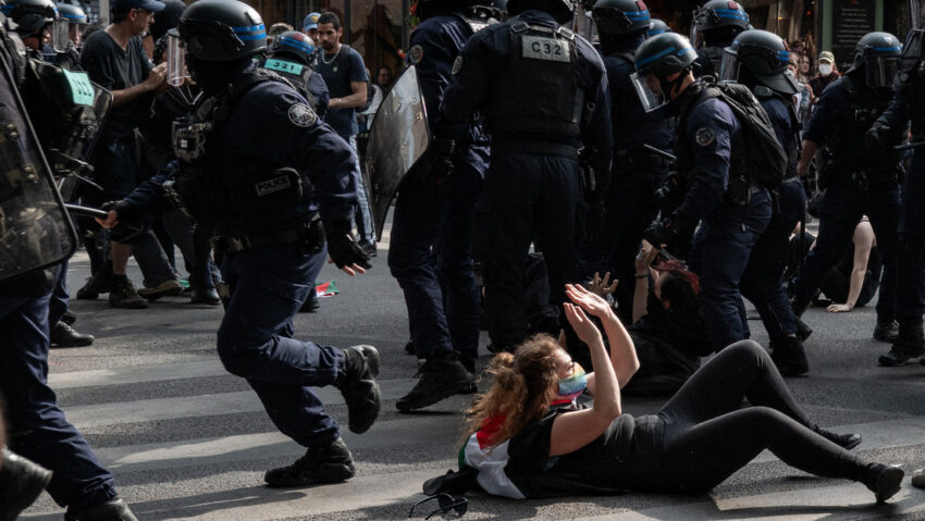 Gases lacrimógenos y violencia policial acompañan las marchas por el 1 de mayo en París