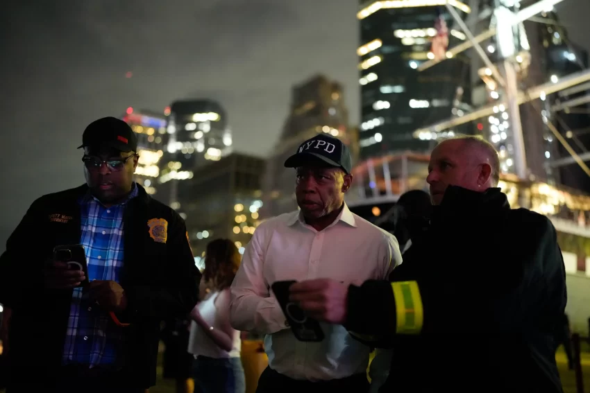 Buque escuela de México colisiona con el puente de Brooklyn en Nueva York