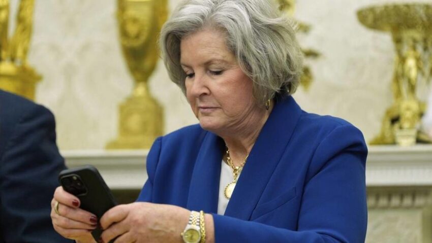 Hackean el teléfono de la jefa de gabinete de la Casa Blanca