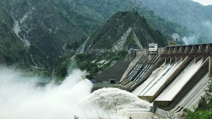 India limita el suministro de agua a Pakistán desde una represa.