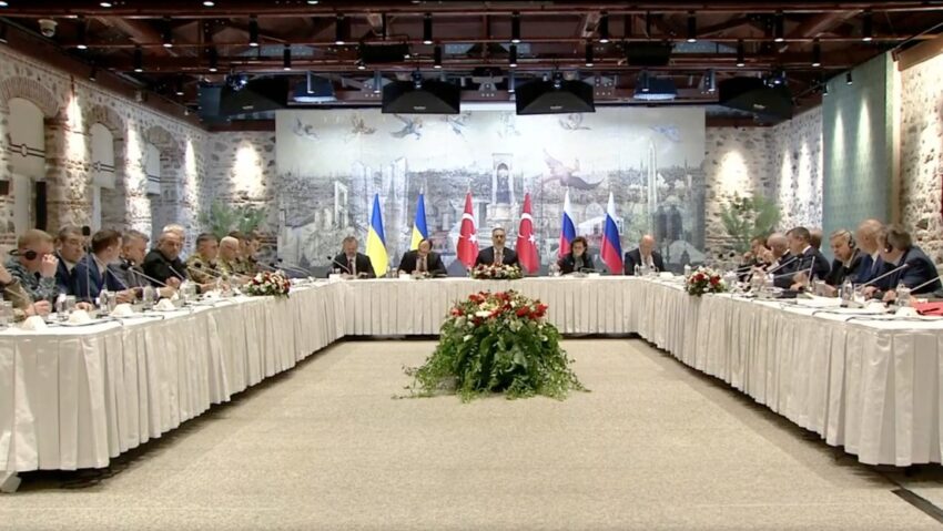 Inician las conversaciones entre Rusia y Ucrania en Estambul.