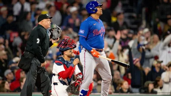 El director Carlos Mendoza, de los New York Mets, conversará con Juan Soto acerca de la importancia de batear con rapidez.