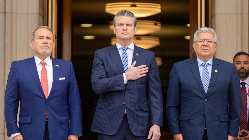 Jefe del Pentágono pide colaboración a Perú para disuadir las "amenazas potenciales" de China