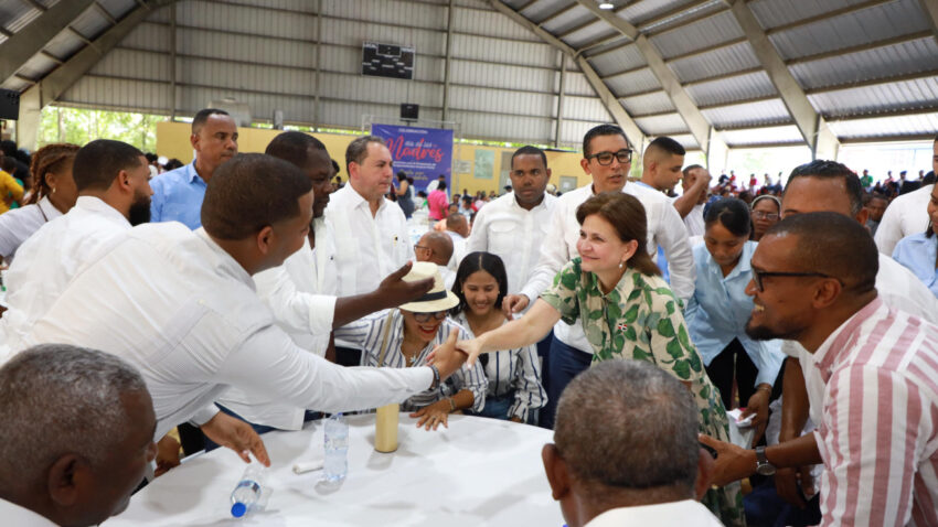 La vicepresidenta Raquel Peña conmemora el Día de las Madres junto a más de mil mujeres en Bahoruco.