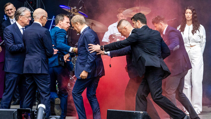 Tras el discurso del primer ministro de Países Bajos, Dick Schoof, para conmemorar el 80.º aniversario del fin de la Segunda Guerra Mundial, en la ciudad de Wageningen, manifestantes lanzaron una bomba de humo al escenario, donde también se encontraba el primer ministro polaco, Donald Tusk. Ambos políticos fueron sacados del lugar con rapidez por el personal de seguridad. Más tarde, al hablar con la prensa, Tusk señaló que la bomba probablemente haya sido lanzada por manifestantes propalestinos.