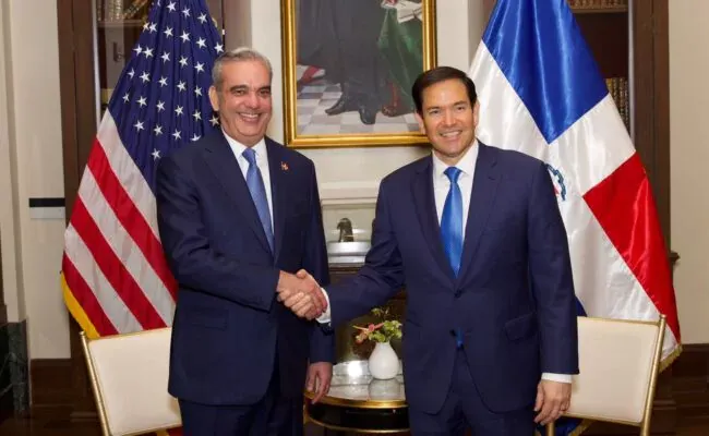 Presidente Abinader y Secretario de Estado Marco Rubio abordan crisis haitiana en reunión bilateral en Washington Washington, D.C.– El presidente Luis Abinader, sostuvo este miércoles una reunión bilateral con el secretario de Estado de los Estados Unidos, Marco Rubio, en la capital estadounidense, en donde ambos líderes discutieron la situación en Haití y otros temas de interés común. El presidente Abinader reiteró la urgencia de una mayor intervención internacional para enfrentar la crisis haitiana, enfatizando la necesidad de fortalecer el apoyo que evite detener el deterioro de la seguridad en el país vecino. Por su parte, el secretario Rubio destacó la importancia de una respuesta coordinada y solidaria de toda la comunidad internacional para abordar la crisis haitiana. La reunión se llevó a cabo en el marco del viaje del presidente Abinader a Washington, donde recibió el por su liderazgo por parte del Instituto de Liderazgo Hispano del Congreso. La visita del presidente Abinader a Washington y su reunión con el secretario de Estado Marco Rubio reflejan el compromiso de la República Dominicana y los Estados Unidos en fortalecer la cooperación bilateral y abordar conjuntamente los desafíos regionales. El mandatario dominicano estuvo acompañado por el ministro de la Presidencia, José Ignacio Paliza; el ministro de Relaciones Exteriores, Roberto Álvarez; el director del Cuerpo de Seguridad Presidencial (CUSEP), mayor general Jimmy Arias; sus asistentes Eilyn Beltrán y Noelia Shephard; y el director de Prensa del Presidente, Daniel García Archibald.