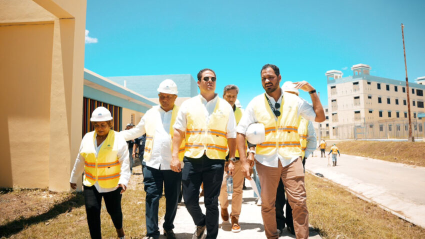 Ministro Carlos Bonilla revisa el progreso en la edificación del Centro Penitenciario de Las Parras