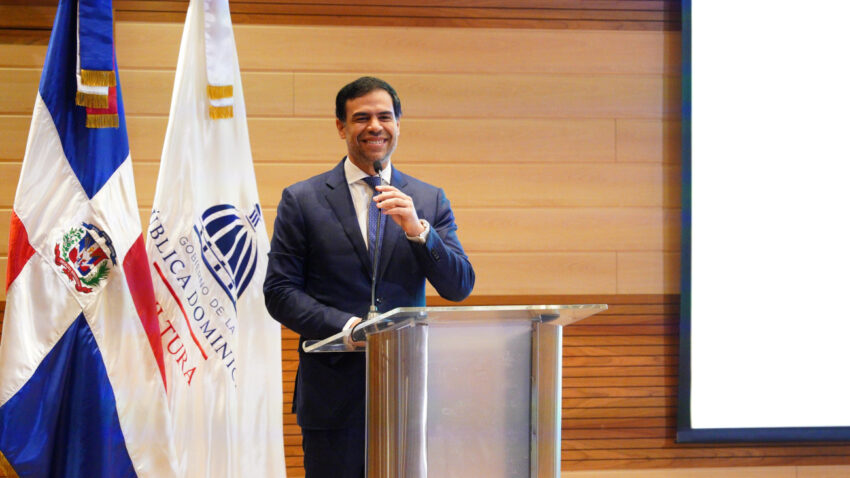 Ministro de Cultura expone en Santiago el alcance de “El Poder de las Buenas Palabras”