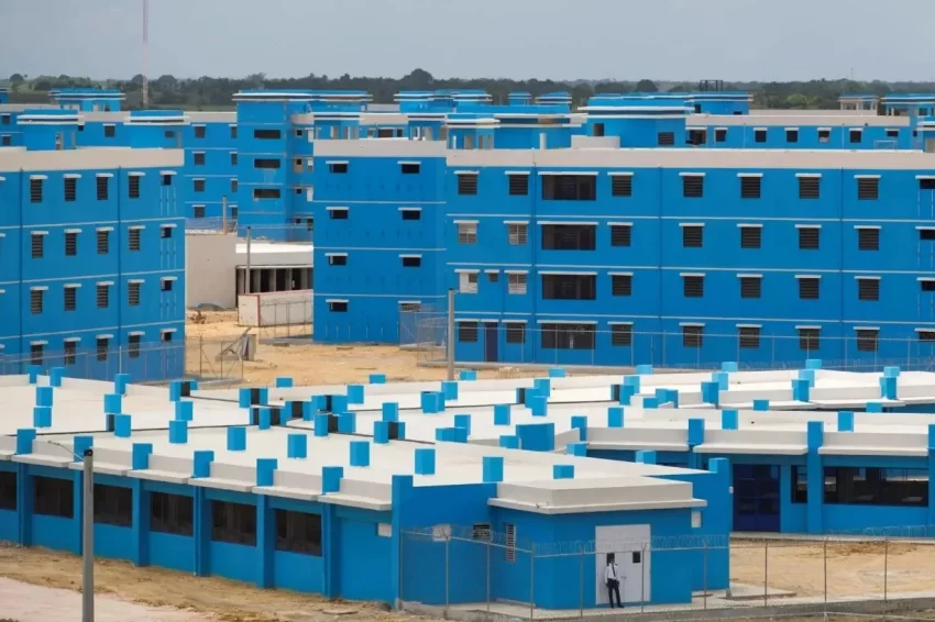 Dos mil 400 internos se trasladarán a Las Parras