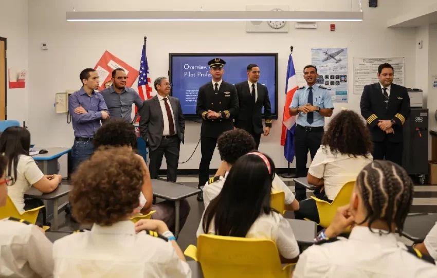 Pilotos RD inspiran estudiantes escuela Gregorio Luperón
