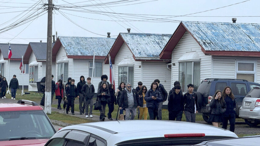 Rebajan previsión de tsunami en Chile pero prohíben acercarse al borde costero