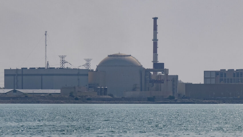 Trump desea un acuerdo nuclear con Irán que le permita "hacer explotar lo que queramos"