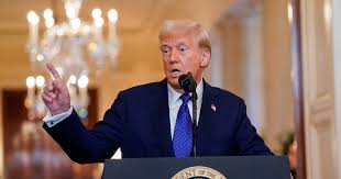 Trump invierte una gran cantidad de dinero en trasladar inmigrantes a Guantánamo.