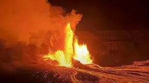 El volcán Kilauea en Hawái lanza lava a 300 metros de altura en su reciente actividad eruptiva.