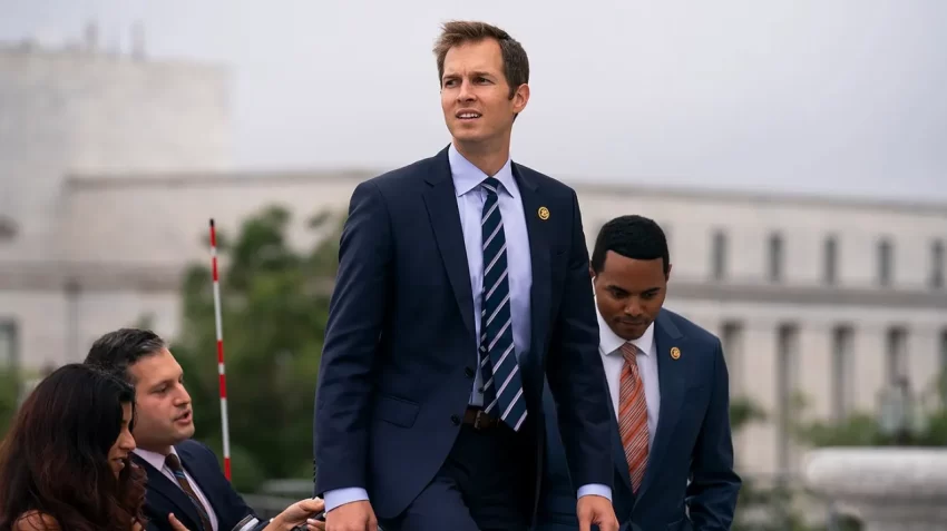 Enfoque comunitario: El representante Jake Auchincloss comenta sobre el "amplio y excelente proyecto de ley" de Trump