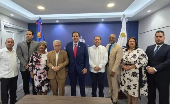 Gobierno “frena” marcha del CMD; ministro de Salud y director SNS acuerdan con Waldo debatir en comisión las cancelaciones, aumento a pensionados y seguridad en hospitales