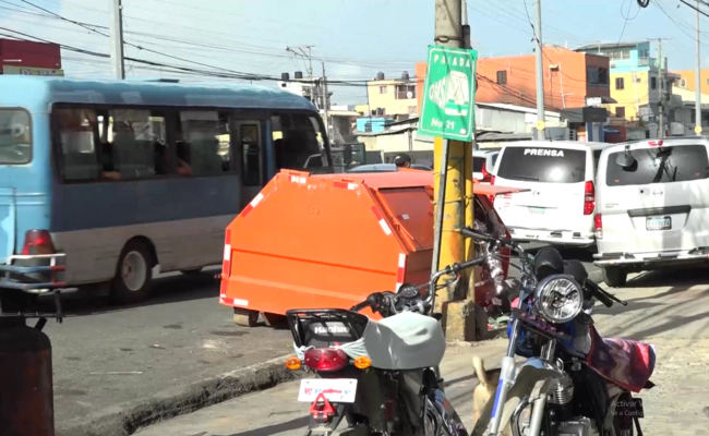 Conductores y comerciantes repelen contenedores colocados en las calles de SDE, prevén accidentes automovilísticos