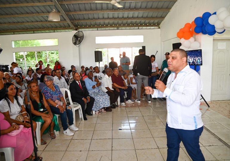 Diputado Ramón Raposo celebra con las madres de Santo Domingo Norte