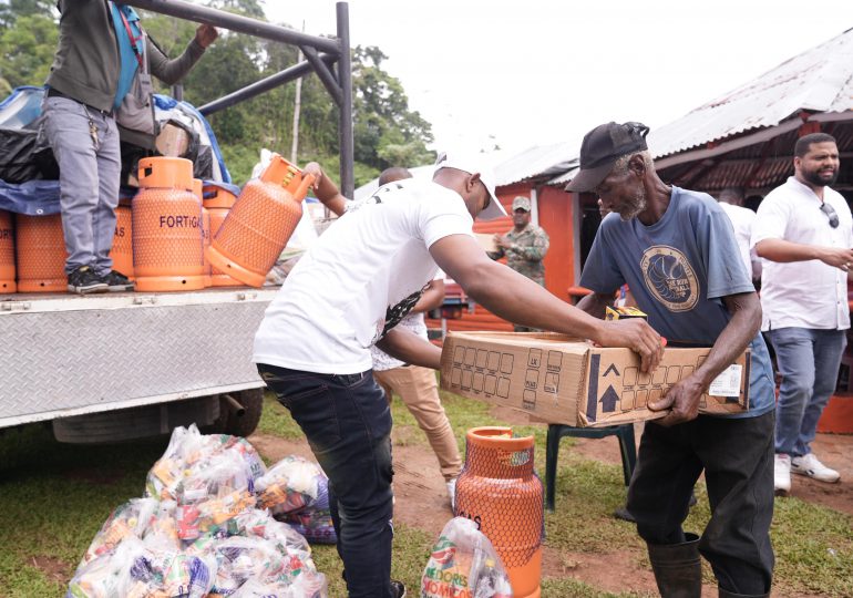 Energía y Minas entrega kits de cocinas limpias a casi un centenar de familias de El Valle, Hato Mayor