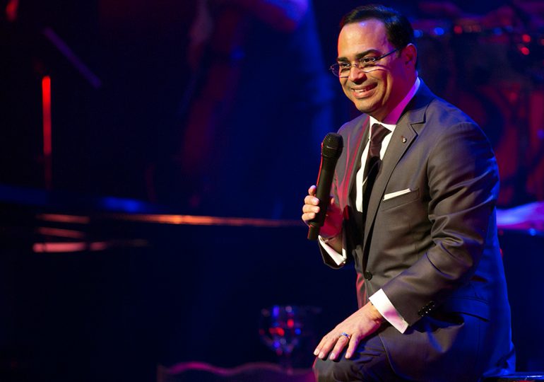 Gilberto Santa Rosa acompaña a Myriam Hernández en su concierto “Tauro” en Santiago de Chile