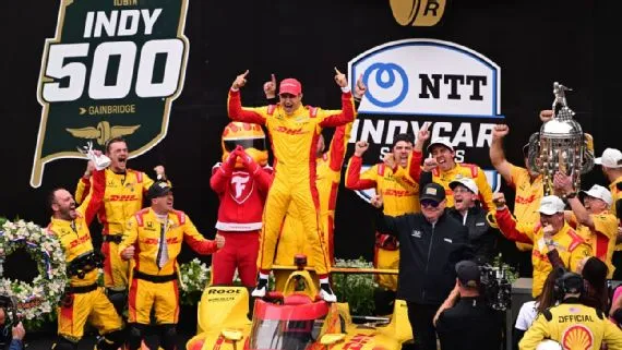 Alex Palou hace récord como el primer conductor español en triunfar en las 500 Millas de Indianápolis.