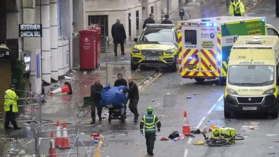 Policía: El choque de coche durante el desfile de Liverpool no es considerado terrorismo