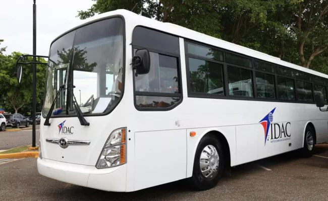 Director general del IDAC entrega modernos autobuses para transporte de los servidores