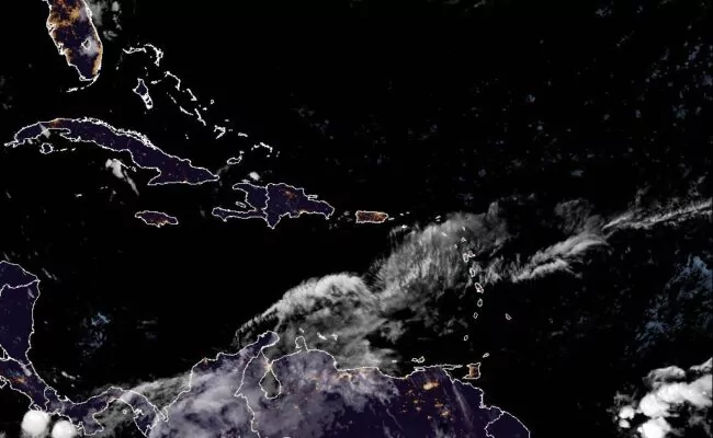 Aguaceros se intensificarán después del mediodía! Indomet alerta vaguada mantiene su incidencia sobre territorio dominicano; temperaturas seguirán calurosas