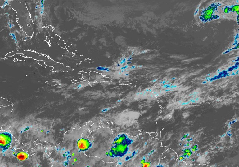 Las condiciones de oleaje estarán normales en ambas costas de nuestro territorio, sin embargo, el Indomet recomienda a los operadores de embarcaciones tomar precaución por los episodios de aguaceros en ocasiones moderados a fuertes, tormentas eléctricas, y ráfagas de viento que puedan presentarse, reduciendo la visibilidad en algunas ocasiones. Sugiere consultar los próximos boletines. Las temperaturas estarán frescas y agradables en el transcurso de la noche y madrugada, principalmente en zonas montañosas y valles del interior del territorio dominicano. Además de posibles nieblas o neblinas. Las mínimas estarán entre 21 °C y 23 °C y las máximas entre 31 °C y 33 °C. Alertas y avisos meteorológicos El Centro de Pronóstico Nacional del Indomet mantiene los niveles de “alerta y aviso meteorológico” ante el riesgo de crecidas de ríos, arroyos, cañadas, inundaciones rurales y urbanas. En “alerta meteorológica” están las provincias Sánchez Ramírez, Duarte, San Cristóbal, San Pedro de Macorís y Hato Mayor. En “aviso meteorológico” están Santo Domingo, Puerto Plata, Santiago, La Vega, María Trinidad Sánchez, Hermanas Mirabal, Espaillat, Samaná y Monseñor Nouel.