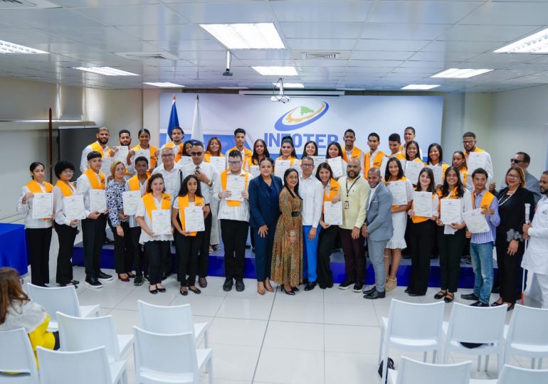 INFOTEP certifica a 36 adolescentes con discapacidad auditiva en diseño de artículos promocionales