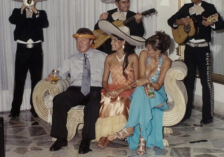 Karol G comparte fotografías de su fiesta de 15 años