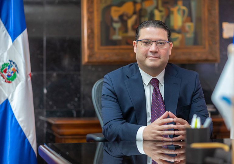 Eduardo Sanz Lovatón reafirma su lealtad a Luis Abinader