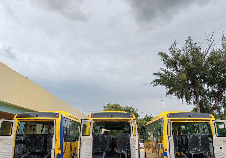 MINERD entrega tres autobuses accesibles para estudiantes con discapacidad en Santiago
