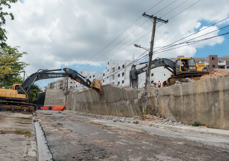 MIVED interviene muro en riesgo de colapso en Colinas del Arroyo II