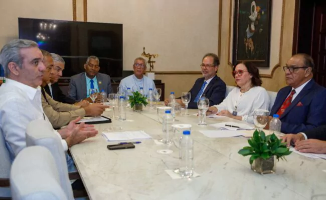 Observatorio de Políticas Migratorias sostiene reunión con presidente Abinader