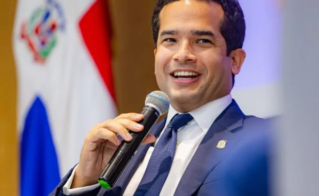 Omar Fernández lidera foro académico en Santiago sobre reforma al sistema de justicia dominicano