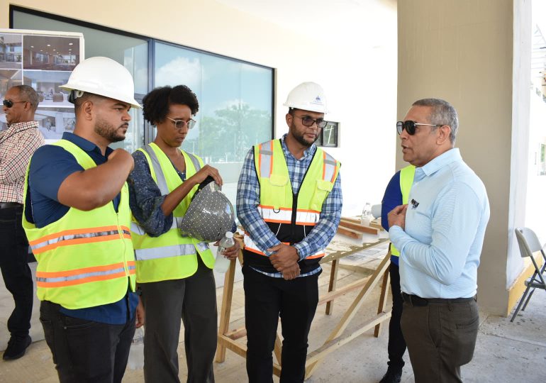 Senador Franklin Romero supervisa avance construcción hospital San Vicente de Paúl