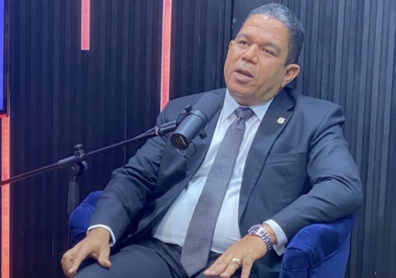 El senador y médico Moisés Ayala sugiere solución definitiva a medicamentos de alto costo