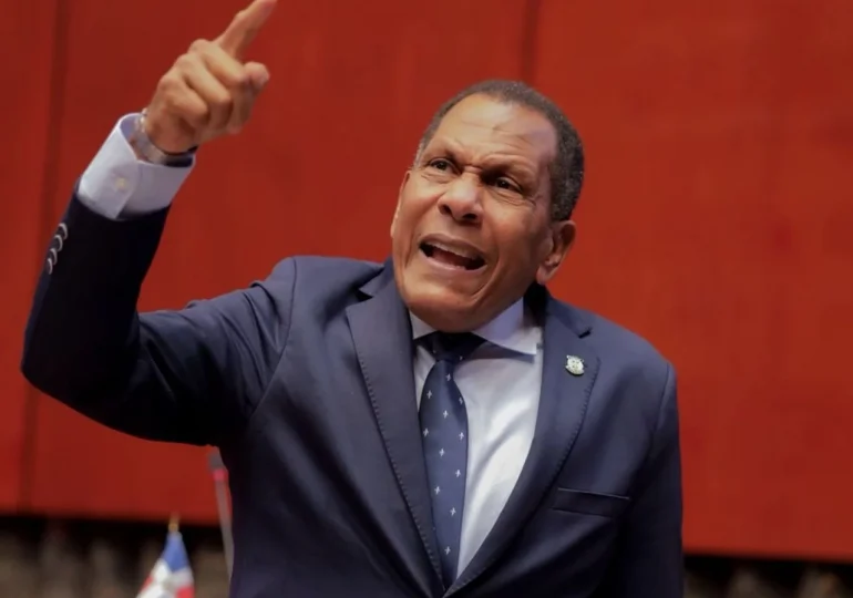 El senador destacó que la estabilidad en el comercio es vital para la economía de Jimaní y de toda la provincia Independencia, ya que gran parte de sus ingresos dependen del mercado binacional. “Aquí se producen frutos menores como guineos, plátanos, rulos y limones, y prácticamente todo va hacia el mercado haitiano”, indicó al ser entrevistado en el programa Uno Más Uno. También hizo referencia al área conocida como “Tierra de Nadie”, una franja neutra entre Malpaso y Haití donde conviven en armonía comerciantes dominicanos y haitianos. “Allí hay una verdadera camaradería. Se comparte, se comercia y se convive sin conflictos. Es un ejemplo de cómo la cooperación fronteriza puede funcionar”, resaltó Rodríguez Adames. El legislador reiteró la importancia de continuar fortaleciendo los mecanismos de seguridad y cooperación en la zona para garantizar el desarrollo económico y la paz social, subrayando que el comercio fronterizo no solo sostiene a miles de familias dominicanas, sino que también representa un canal crucial de intercambio para los vecinos haitianos.