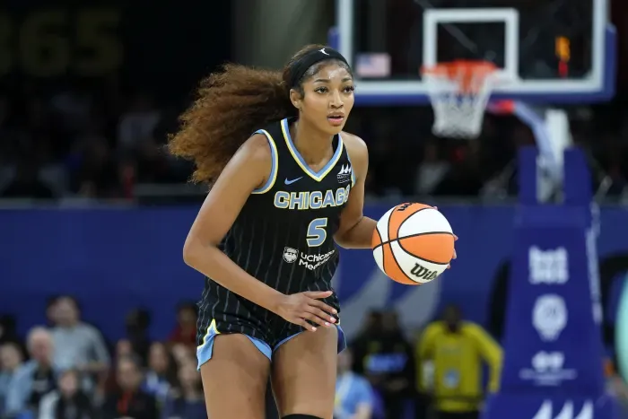 El entrenador de Chicago Sky compara a Angel Reese con una jugadora All-WNBA antes del duelo contra Mercury