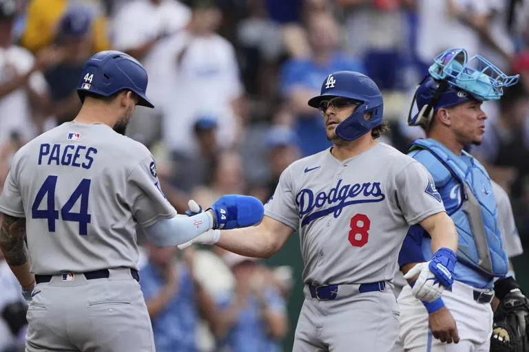 Dodgers vencen 5‑1 a los Reales con jonrones de Hernández y Smith; Wroblewski destaca