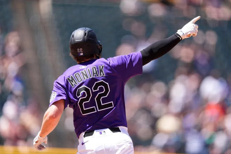 Rockies evitan barrida y escapan a hundirse aún más tras récord negativo