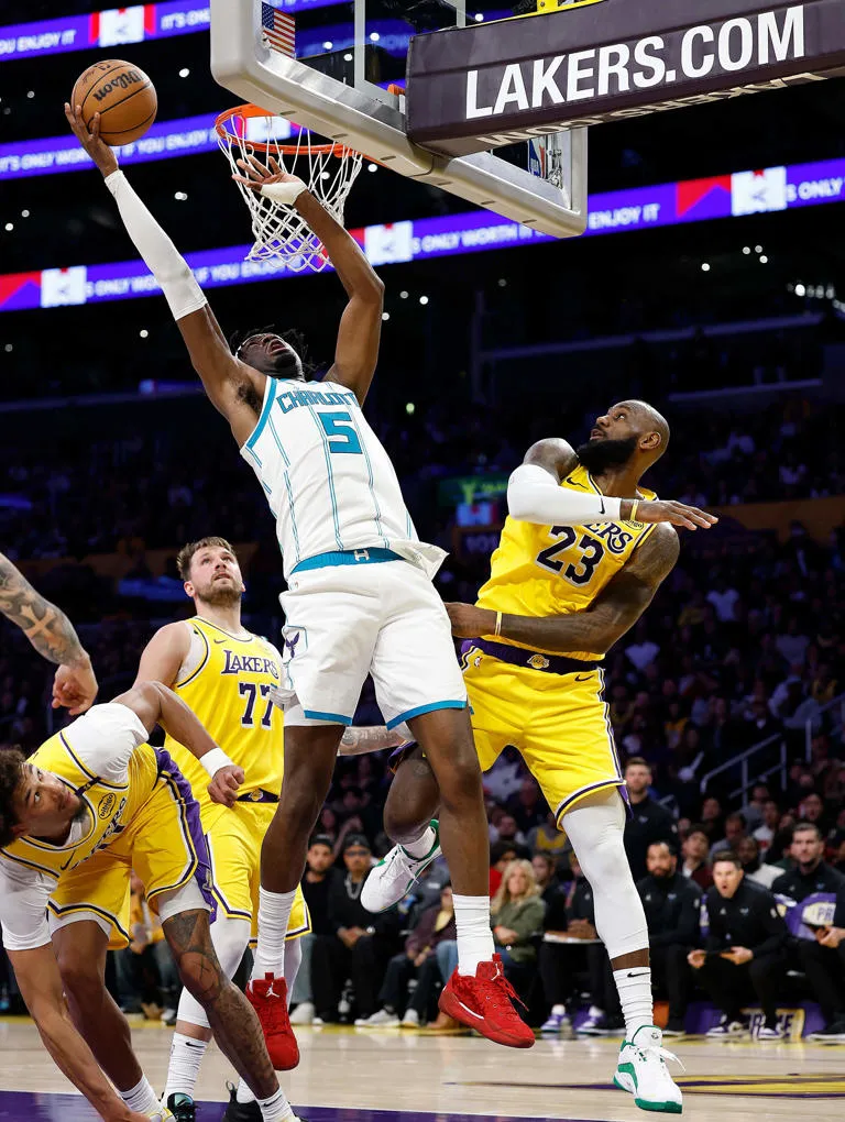 Vieja rivalidad reaparece: Lakers y Hornets enfrentados meses después del traspaso frustrado