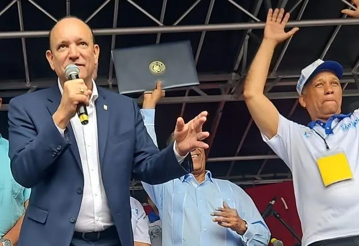 Alcalde de Santiago recibe proclama del Capitolio