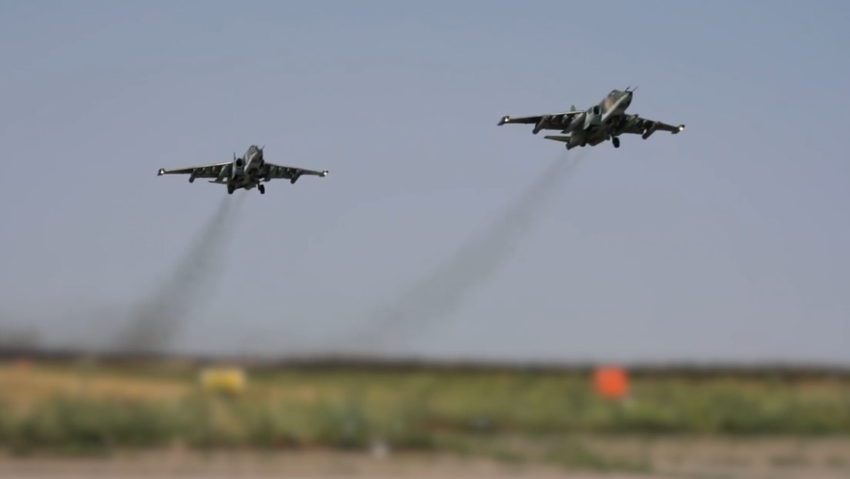 Aviones rusos Su-25 atacan a bajas altitudes posiciones fortificadas ucranianas