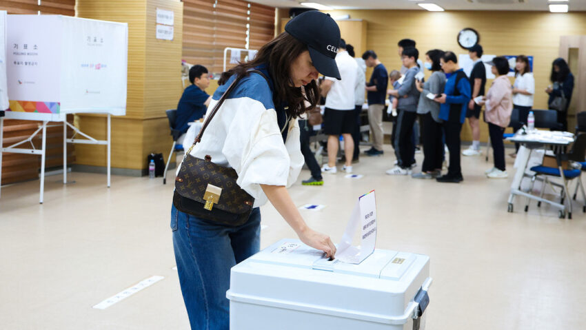 Corea del Sur vota en unas presidenciales opacadas por la crisis de la breve ley marcial
