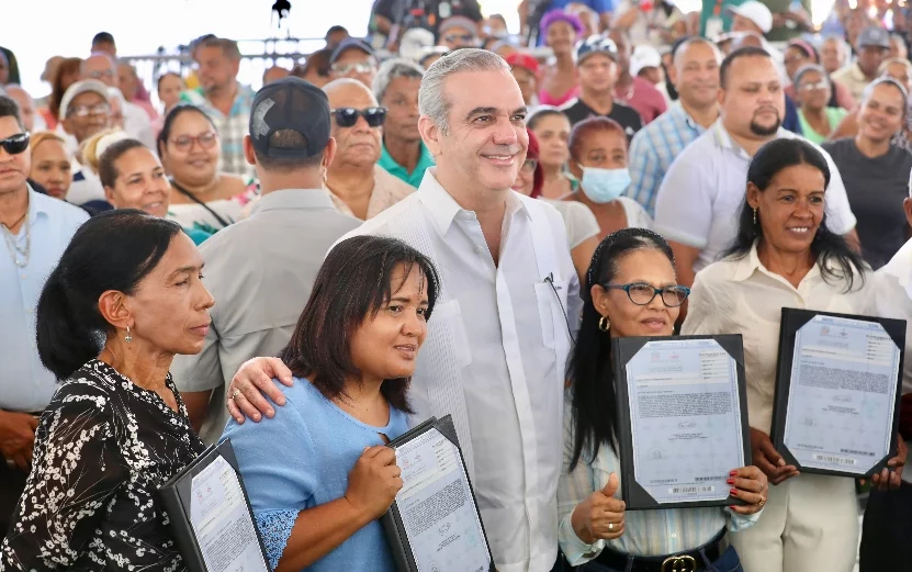 El presidente Abinader continúa otorgando documentos de propiedad a familias que lo requieren.